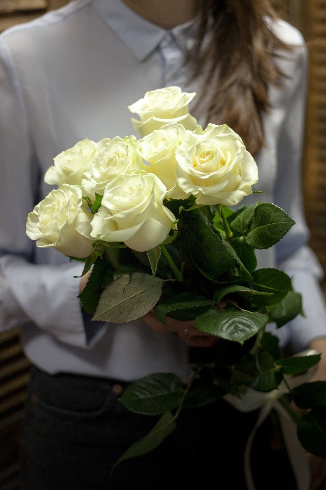 шляпная коробка с розами и гипсофилой для подарка в Якутске