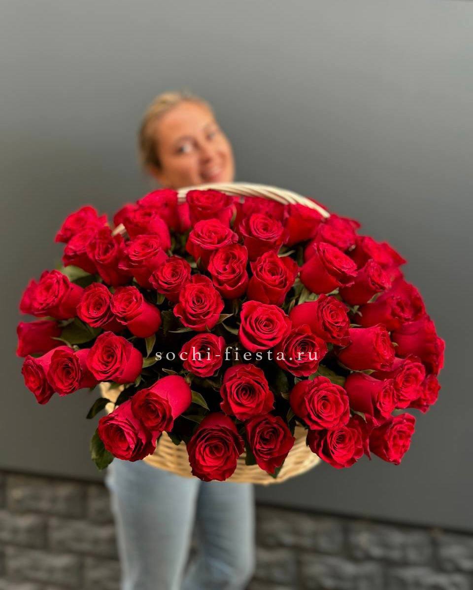 Розы в корзинах