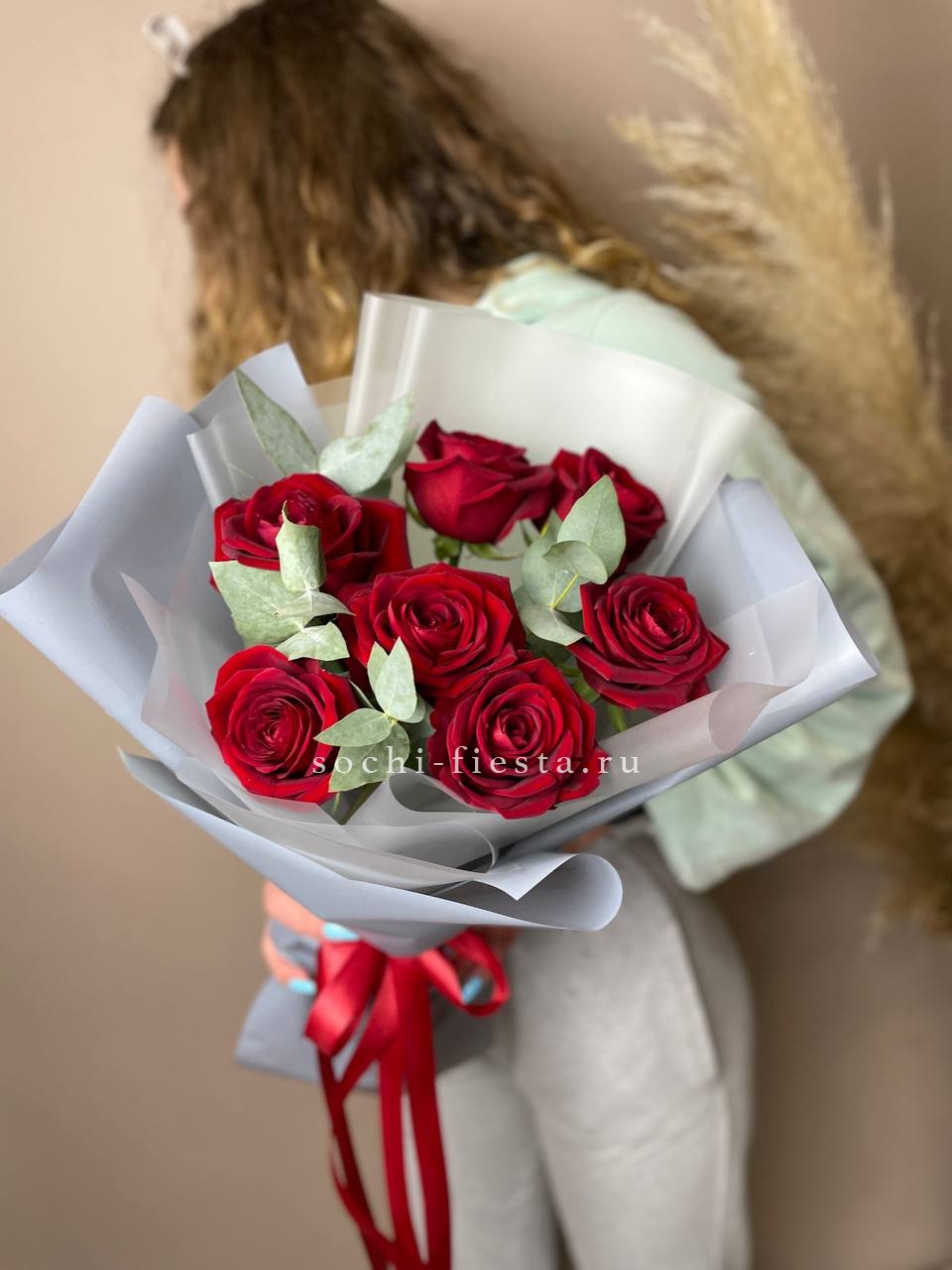 весенняя витрина флористической студии в Якутске с тюльпанами и ранункулюсами