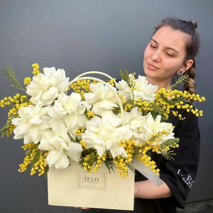 Французские Розы и мимоза  в сумочке  в Якутске