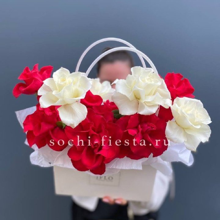 Сумочка  красных и белых роз в Якутске