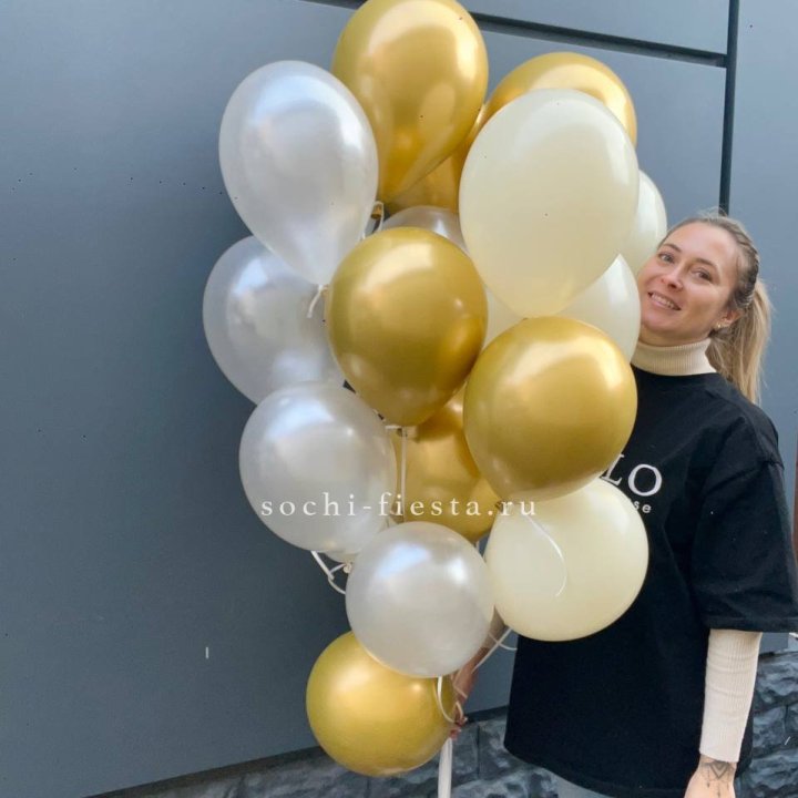 Облако шаров из белого и золотого оттенков в Якутске