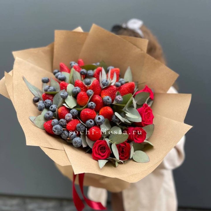 Клубника и голубика с цветами в Якутске