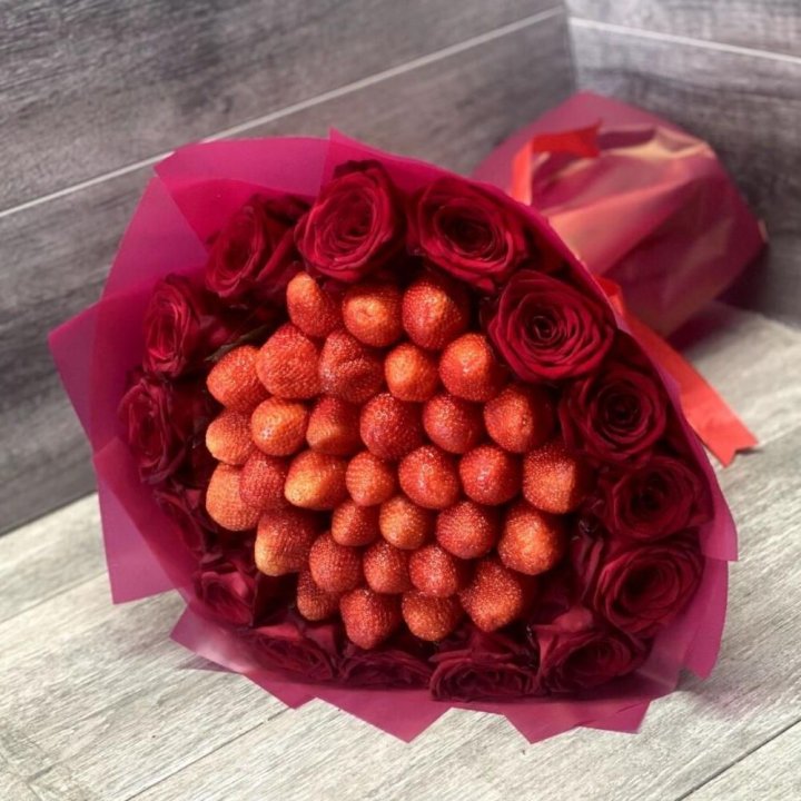 Клубничный букет с розами в Якутске