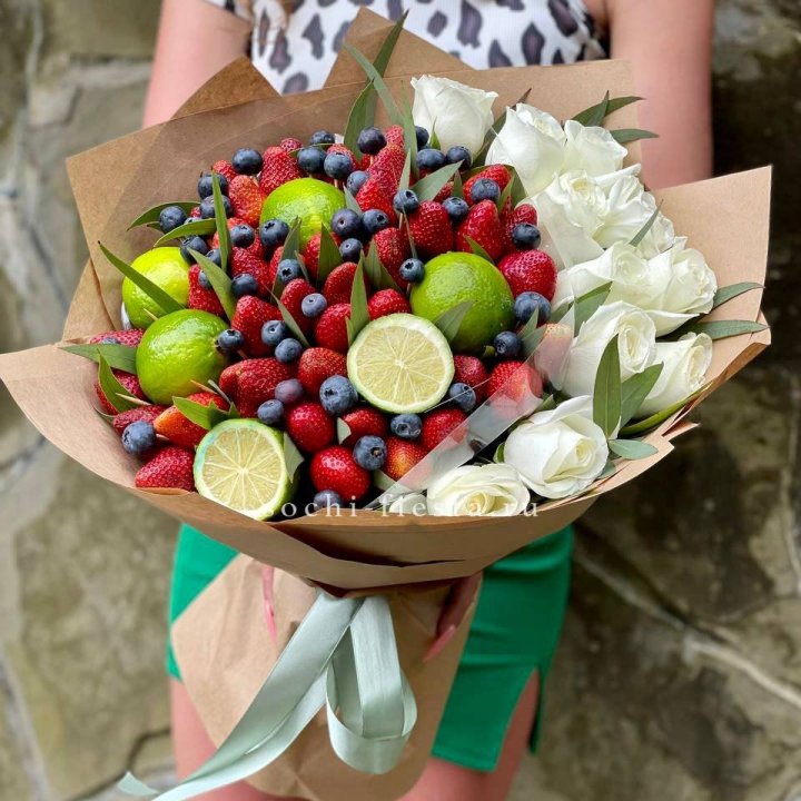 Ягодно-цитрусовый букет с розами в Якутске