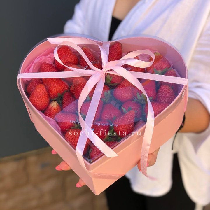Коробочка сердце  с клубникой в Якутске