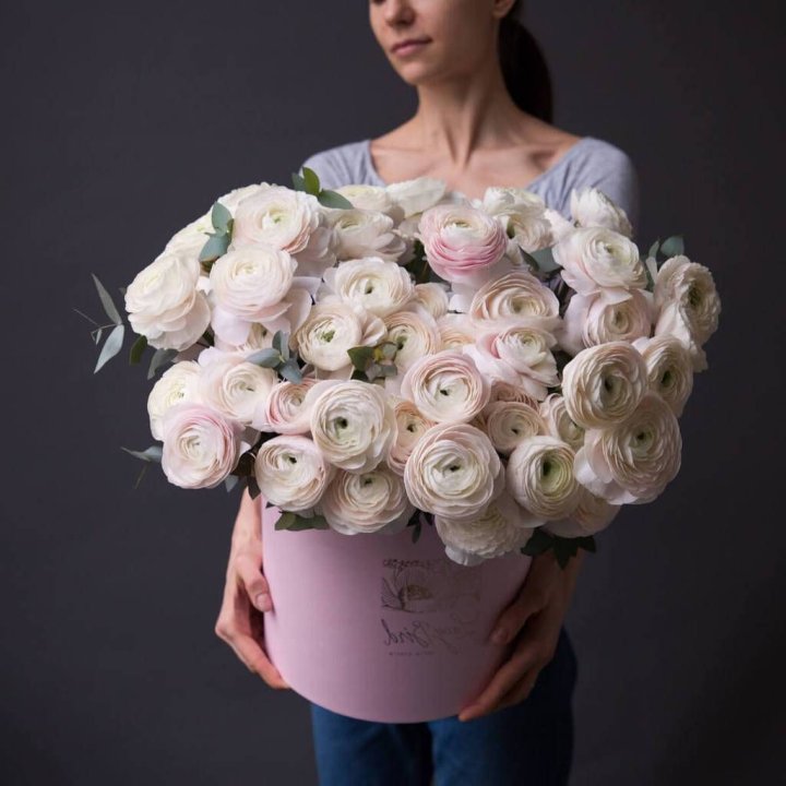 Бокс с ранункулюсами в Якутске