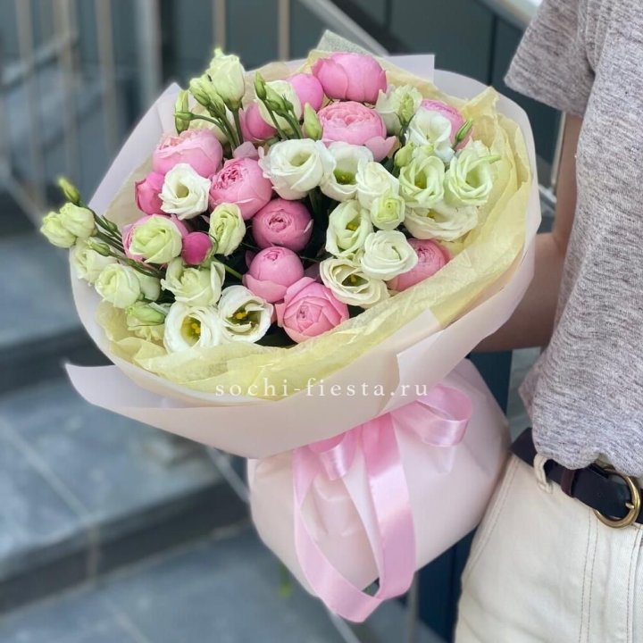 Букет кустовых роз с эустомой в Якутске