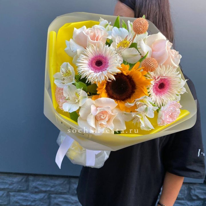Букет с подсолнухом "Елоу" в Якутске