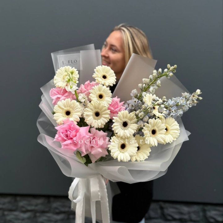 Букет роз и гербер в Якутске