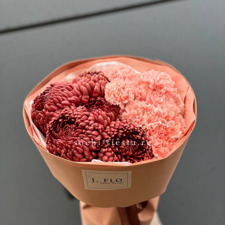 Букет хризантем и диантусов  в Якутске