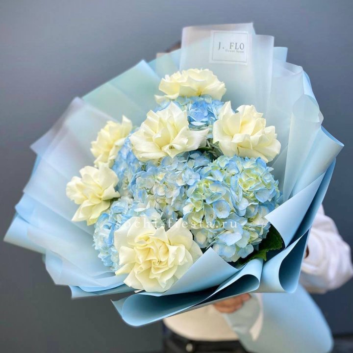  Букет из голубых гортензий и роз  в Якутске