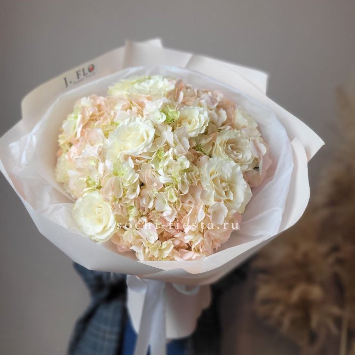  Букет гортензии и роз  в Якутске