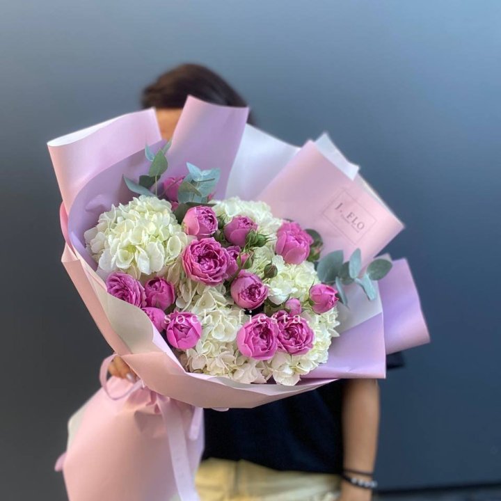 Букет белых гортензий и пионовидных роз  в Якутске