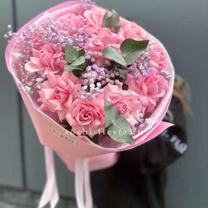 Розовые французские розы с гипсофилой в Якутске