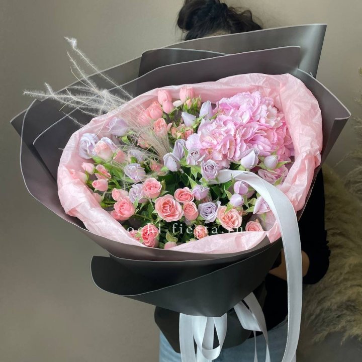  Букет гортензии и роз "Саперави" в Якутске