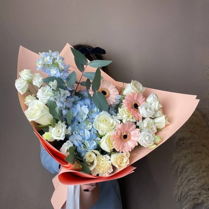  Букет гортензии и роз "Валенсия" в Якутске