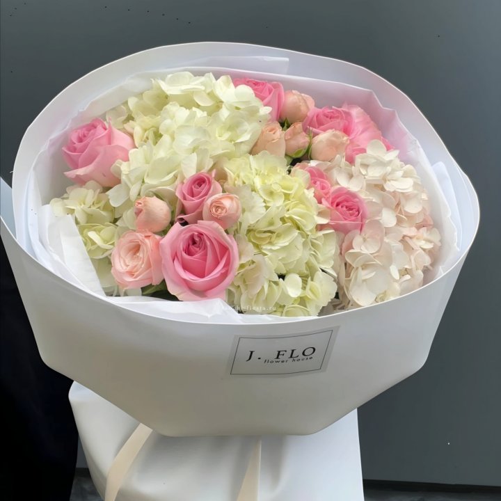  Букет гортензии и роз  "Тиамо" в Якутске