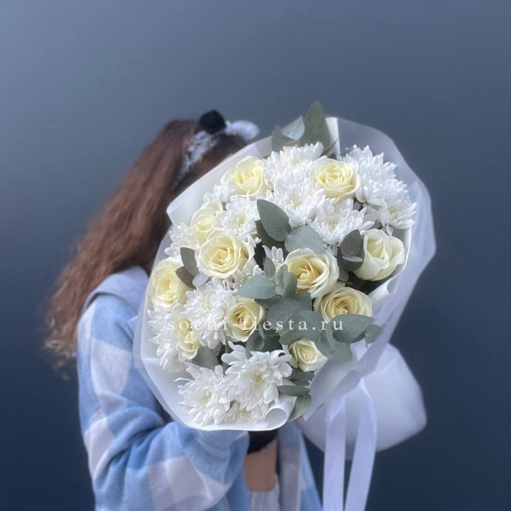  Букет белых роз с хризантемой  в Якутске