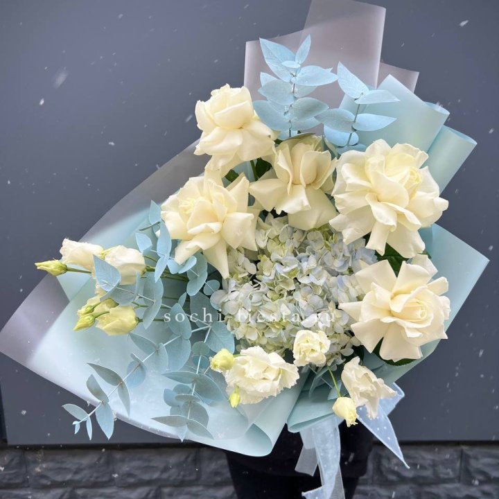 Букет с гортензией и белыми французскими розами в Якутске