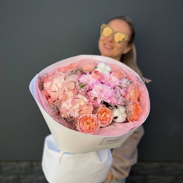 Букет гортензии и кустовых роз  в Якутске