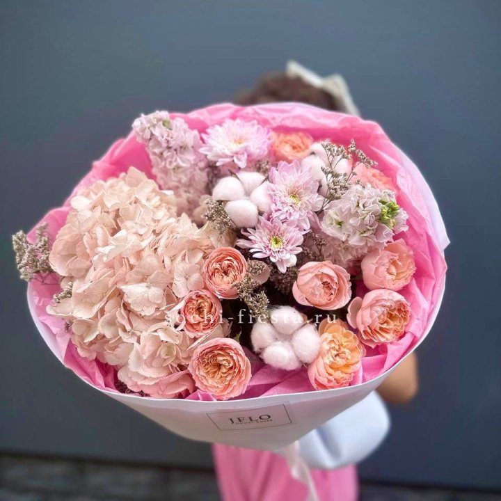 Букет гортензии и кустовых роз "Абрассо" в Якутске