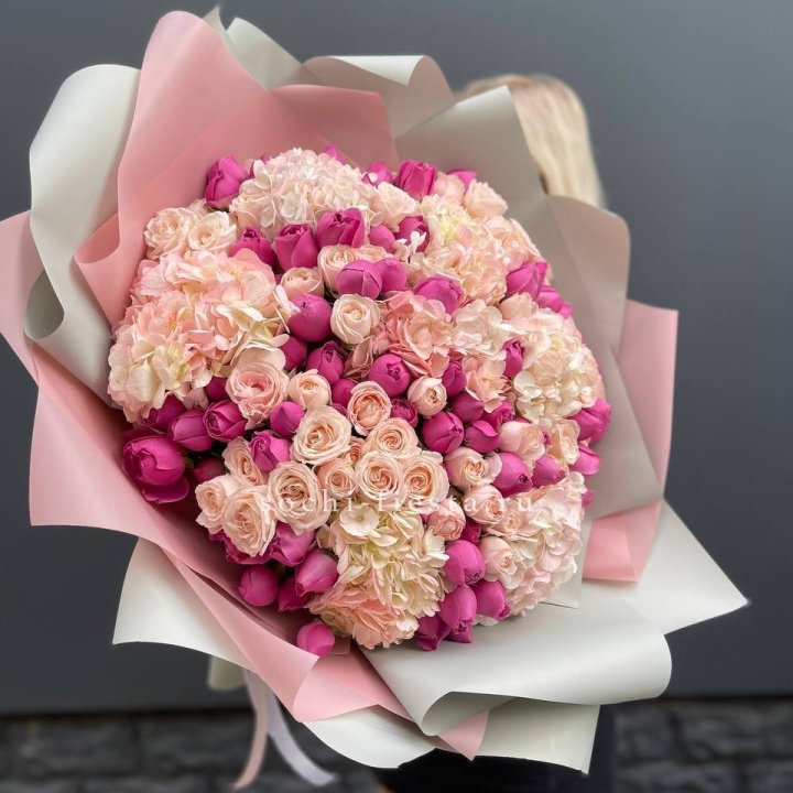 Букет кустовые розы и гортензия в Якутске