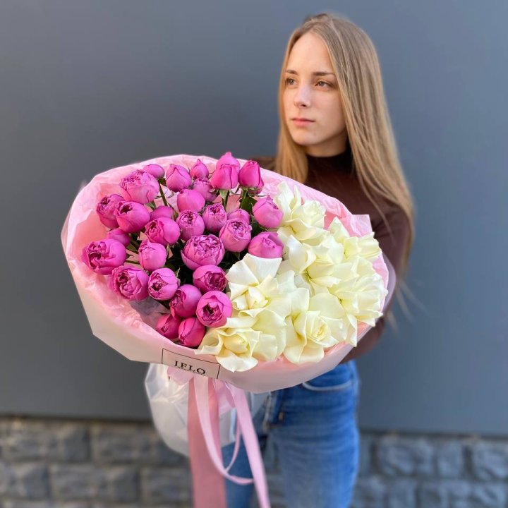 Дуо белых и кустовых роз в Якутске