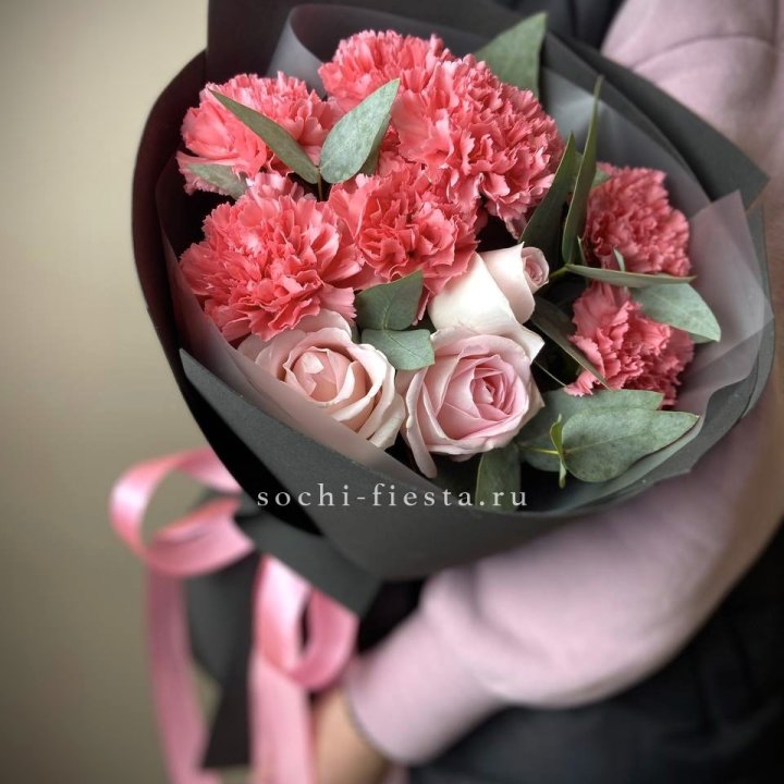 Букет из роз и диантусов "Пенелопа" в Якутске