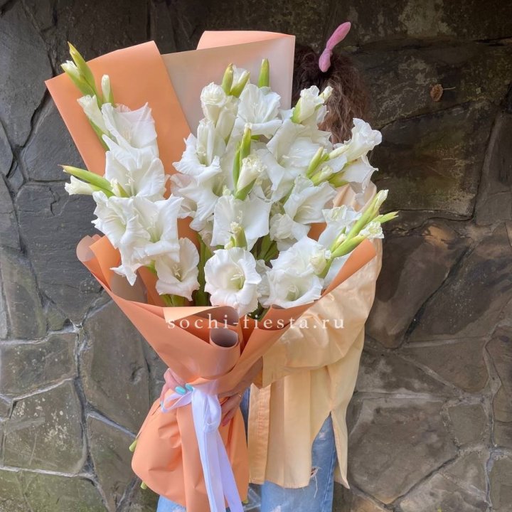 Букет белых гладиолусов  в Якутске