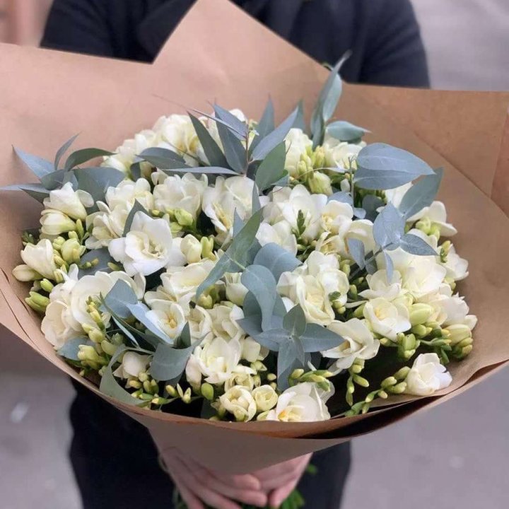 51 фрезия с эвкалиптом в Якутске