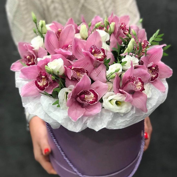 Орхидея и эустома в шляпной коробке в Якутске