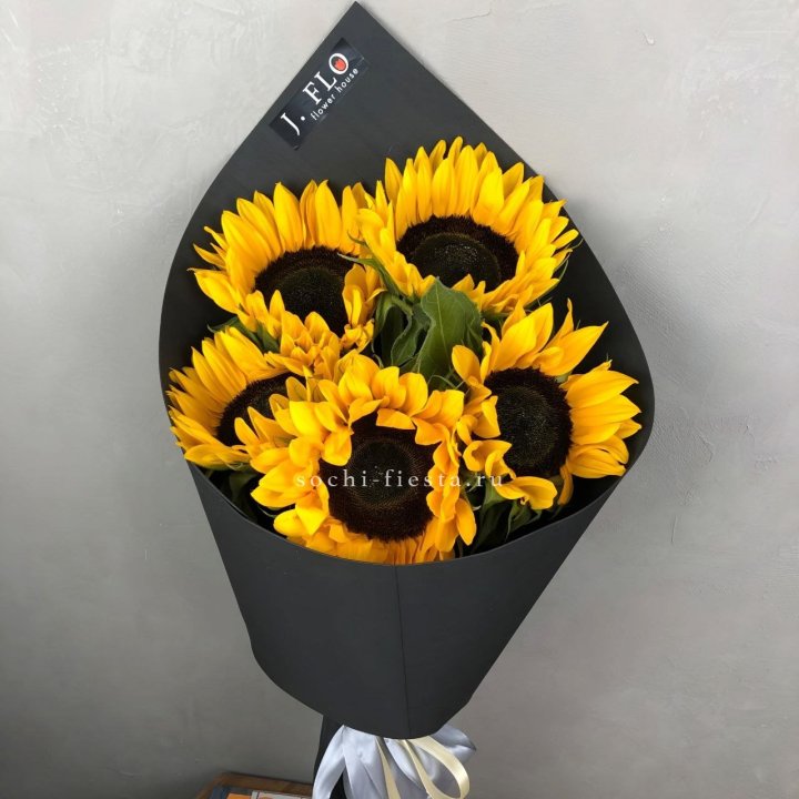 Букет из 5  подсолнухов в Якутске