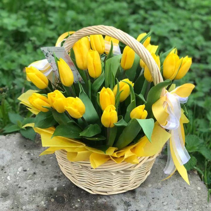 25 желтых тюльпанов в корзине в Якутске