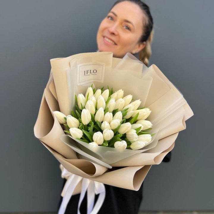 35 белых тюльпанов в Якутске