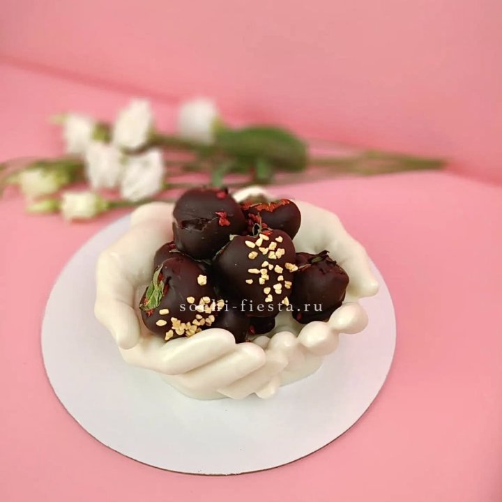 Клубника в шоколаде на шоколадных ладонях  в Якутске