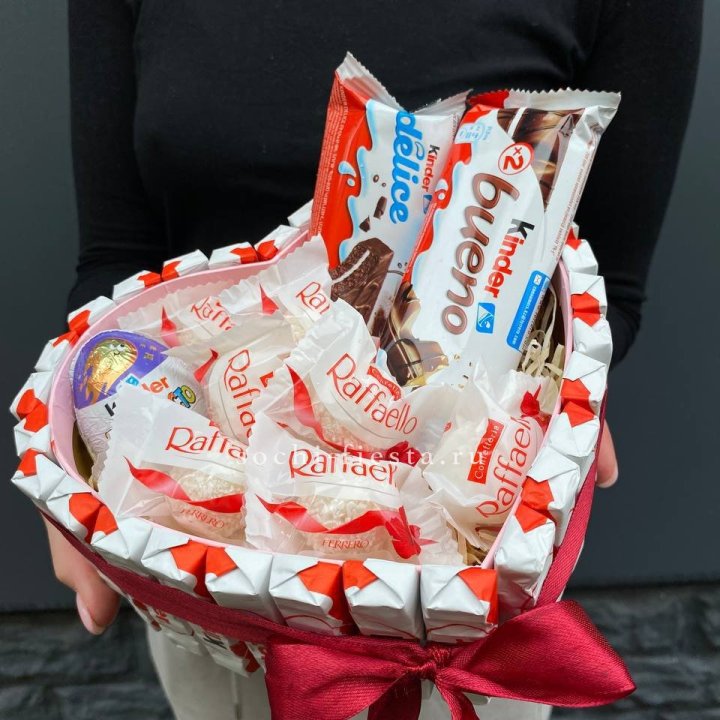 Подарочный набор сердце с Киндерами и Рафаэлло в Якутске