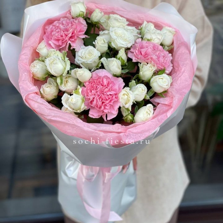 Букет розы с диантусами "Блэш" в Якутске