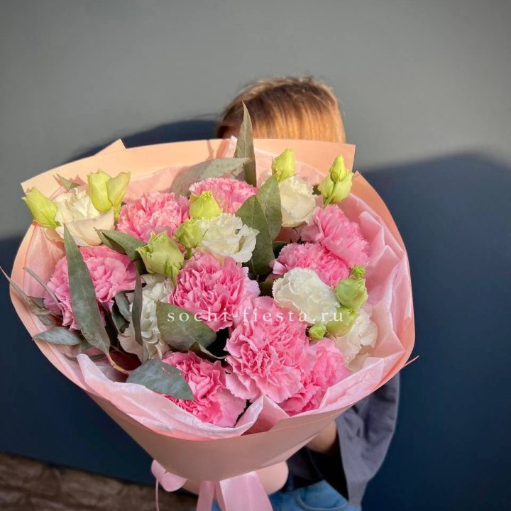 Букет гвоздик и  эустом "Сири" в Якутске