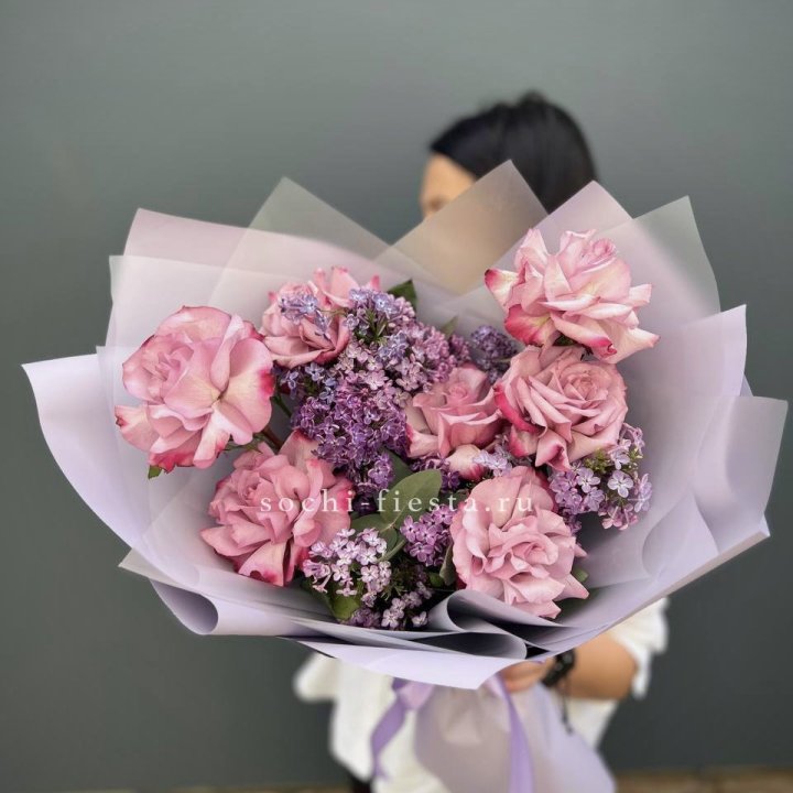 Букет из розовых роз и сирени в Якутске