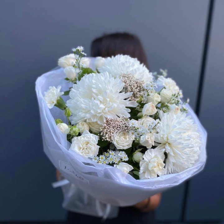 Букет хризантем и роз вайт шотс в Якутске