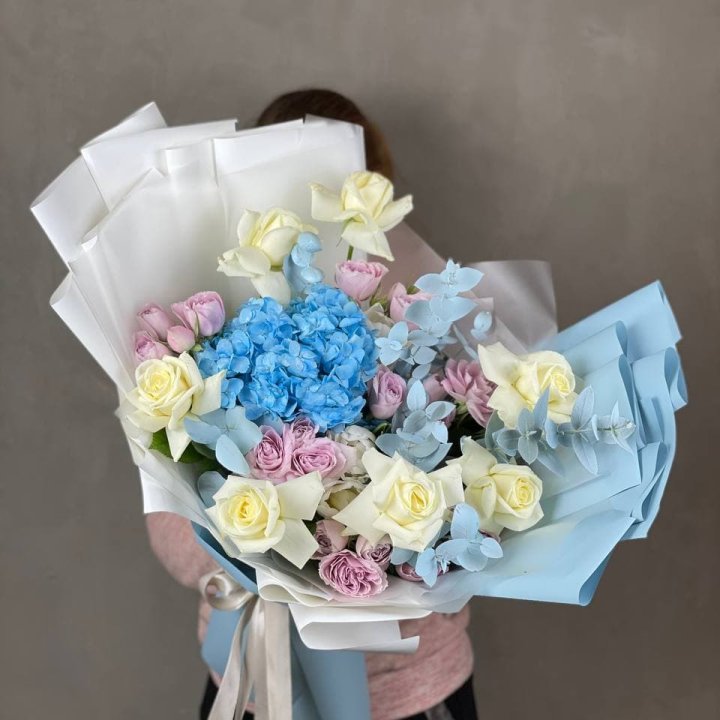 Дизайнерский букет "Блю скайфорт" в Якутске