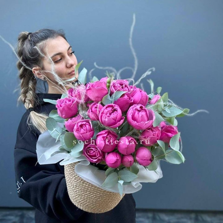 Пионовидные розы  в джутовом кашпо  в Якутске