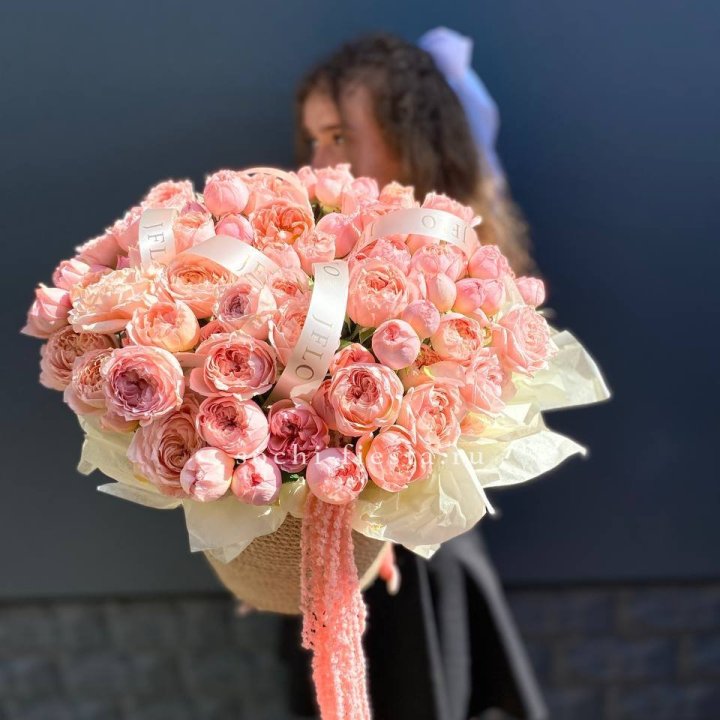 Кустовые розы Джульетта в джутовом кашпо в Якутске