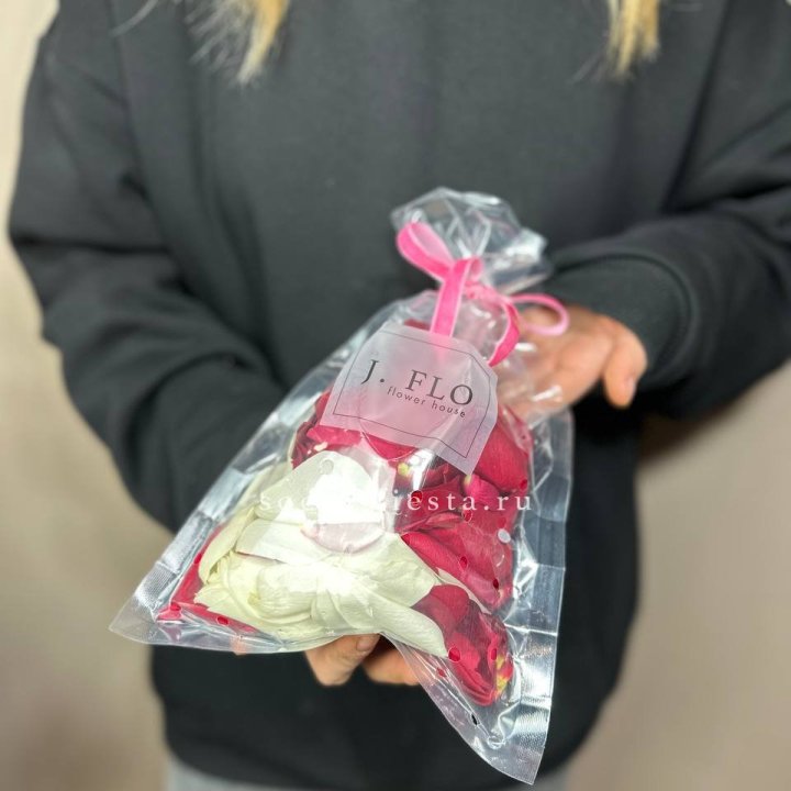 Лепестки роз в Якутске