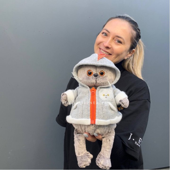 Кот Басик в толстовке в Якутске