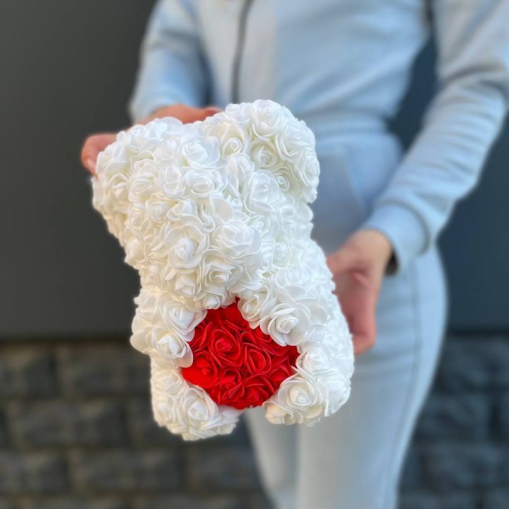 Медведь с красным седцем в Якутске