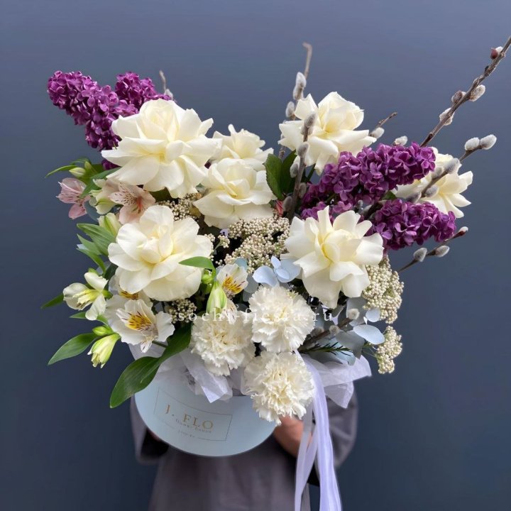 Цветочный бокс Французских роз и Сирени в Якутске