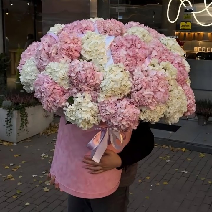 Дизайнерский цилиндр с гортензиями  в Якутске