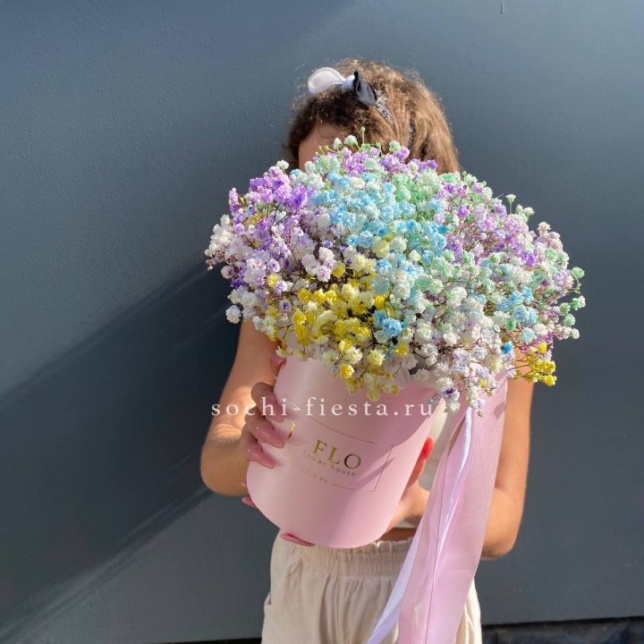 Радужные гипсофилы в шляпной коробке в Якутске